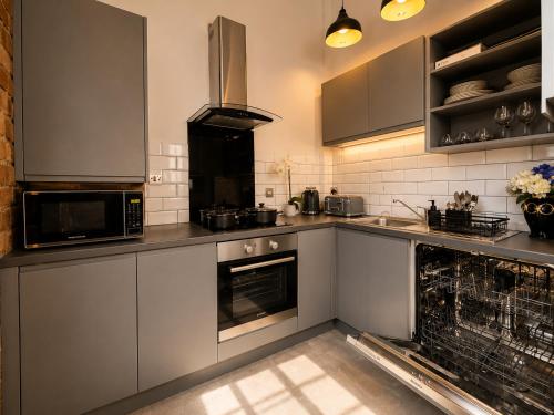 City Centre Apt, Sleeps 8, Parking, Shops & Trains, Liverpool (photo 4)