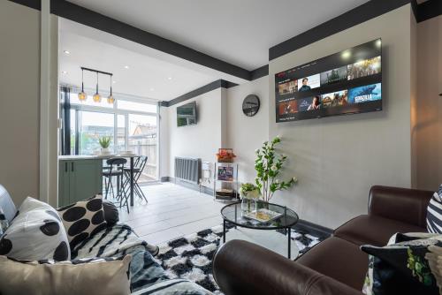 4 Bedroom Quiet Leafy Snazzy Elroi Exclusive 2 Vehicles Private Parking Home - A63 - Close to shops