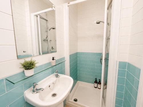 Superb Apartment In The Core Of Brighton - image 3