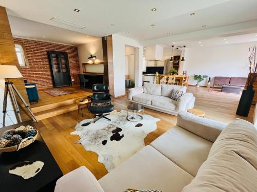 Spacious 2 bed overlooking Spinola bay – khách sạn tại St Julians