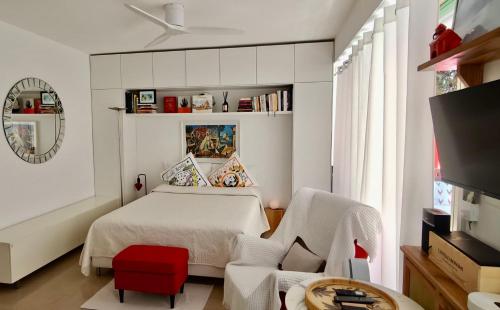 Cosy Studio, Terrace and Free Parking Next to the Beach