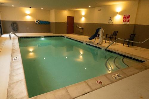 Swimming pool, SureStay by Best Western Salem in Salem (IN)