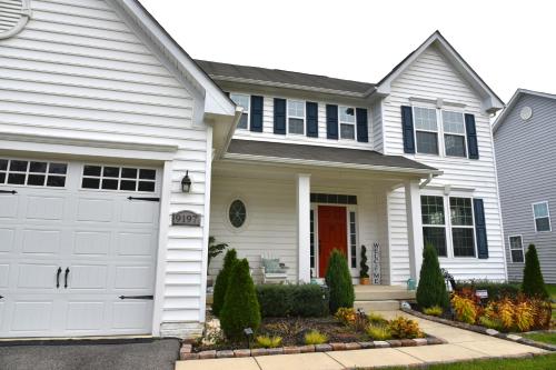 Spacious 5BR w/parking near DC Sleeps 12 in Saint Charles (MD)