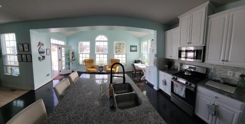 Spacious 5BR w/parking near DC Sleeps 12 in Saint Charles (MD)