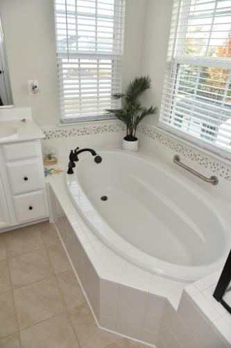 Facilities, Spacious 5BR w/parking near DC Sleeps 12 in Saint Charles (MD)