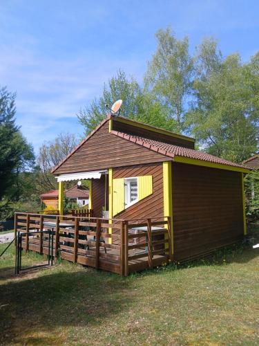 Chalet au calme climatisé et clôturé (Chalet au calme climatise et cloture) in Saint Remy Sur Durolle