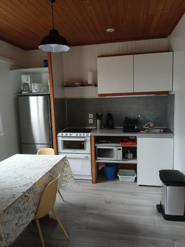 Chalet au calme climatisé et clôturé (Chalet au calme climatise et cloture) in Saint Remy Sur Durolle