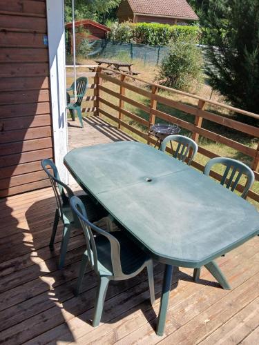 Chalet au calme climatisé et clôturé (Chalet au calme climatise et cloture) in Saint Remy Sur Durolle