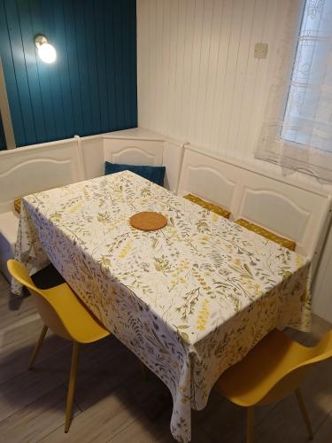 Chalet au calme climatisé et clôturé (Chalet au calme climatise et cloture) in Saint Remy Sur Durolle