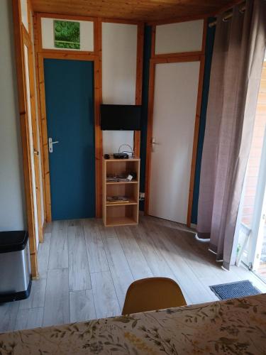 Chalet au calme climatisé et clôturé (Chalet au calme climatise et cloture) in Saint Remy Sur Durolle