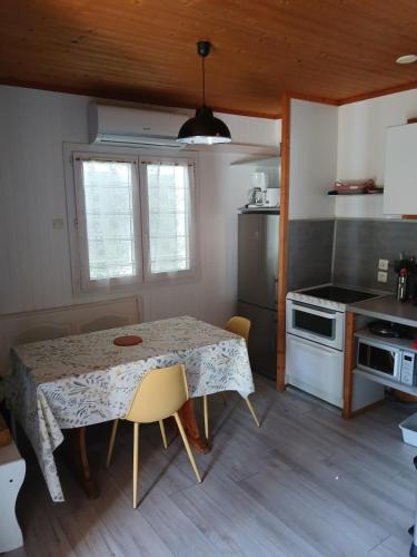 Chalet au calme climatisé et clôturé (Chalet au calme climatise et cloture) in Saint Remy Sur Durolle