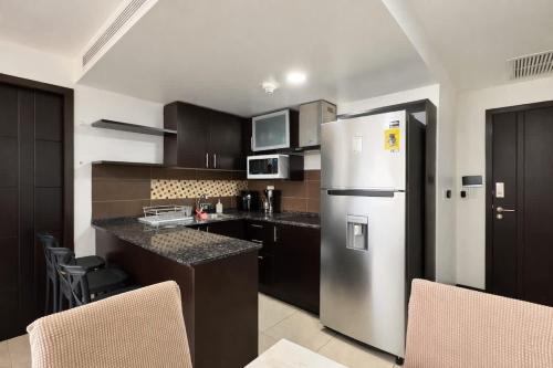 Modern 2BR Apt. on the 14th Floor with free Parking - image 4