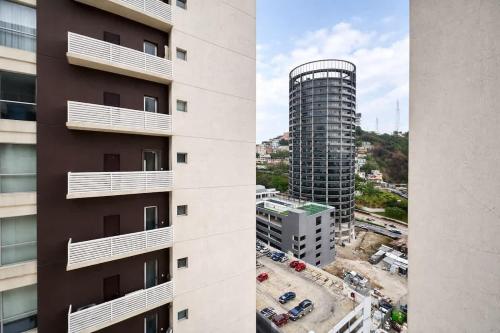 Modern 2BR Apt. on the 14th Floor with free Parking - image 3
