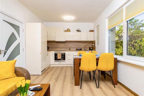 Modern 1BR Apt with Private Garage near Mall Plovdiv, Pulmed and Rowing Canal – khách sạn tại Quận Plovdiv Western