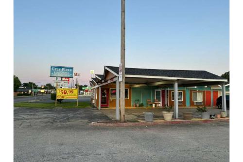 Gray Plaza Motel - image 20