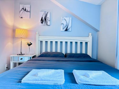 Modern 2-Level Guesthouse w Balcony – khách sạn tại Arbutus Ridge