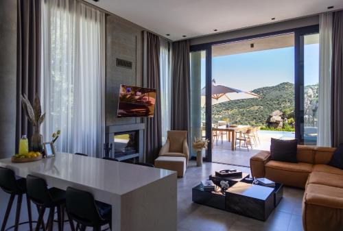 Zona de TV/saló-bar comuns, Bodrum Luxury VillaSea View and Private Pool in Geriş