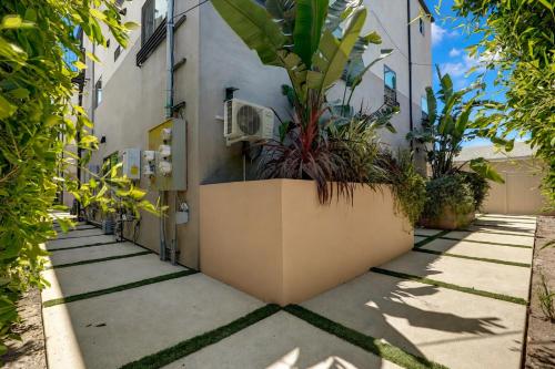 Exterior view, LA Private Cozy New 1BR Gated Workspace Washer and Dryer in Sherman Oaks
