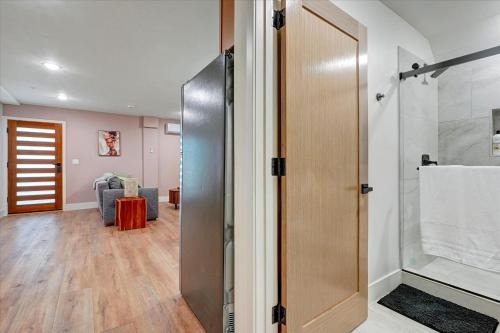 Bathroom, LA Private Cozy New 1BR Gated Workspace Washer and Dryer in Sherman Oaks