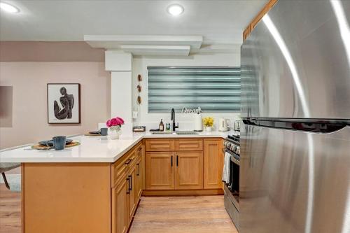 Kitchen, LA Private Cozy New 1BR Gated Workspace Washer and Dryer in Sherman Oaks