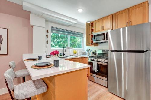 Kitchen, LA Private Cozy New 1BR Gated Workspace Washer and Dryer in Sherman Oaks