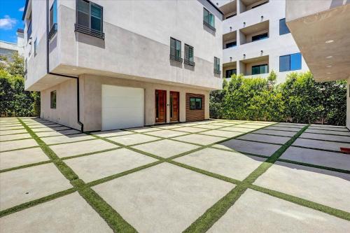 Exterior view, LA Private Cozy New 1BR Gated Workspace Washer and Dryer in Sherman Oaks