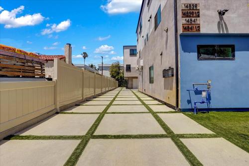 Exterior view, LA Private Cozy New 1BR Gated Workspace Washer and Dryer in Sherman Oaks