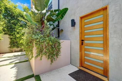 Entrance, LA Private Cozy New 1BR Gated Workspace Washer and Dryer in Sherman Oaks
