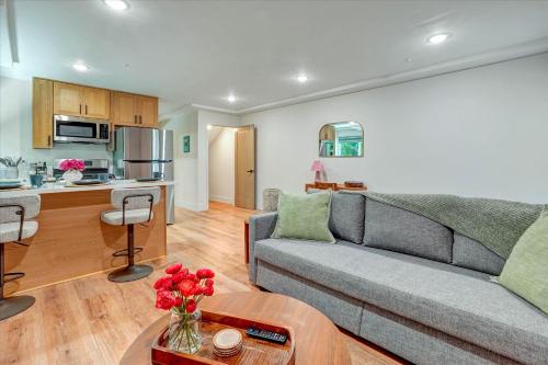 Kitchen, LA Private Cozy New 1BR Gated Workspace Washer and Dryer in Sherman Oaks