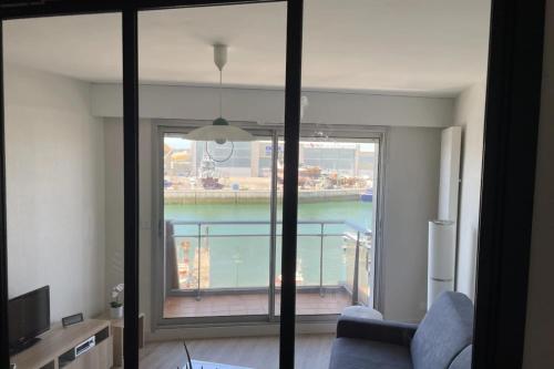 Pretty and bright studio with view on the harbor - image 4