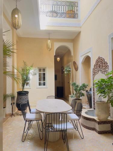 Riad Tazzori - Authentic Medina Stay with Rooftop Terrace, Marrakech