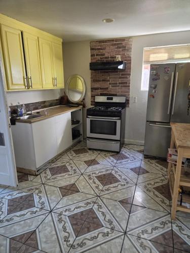 Cottage with French doors and tons of sunlight in Oakland (Kalifornia)