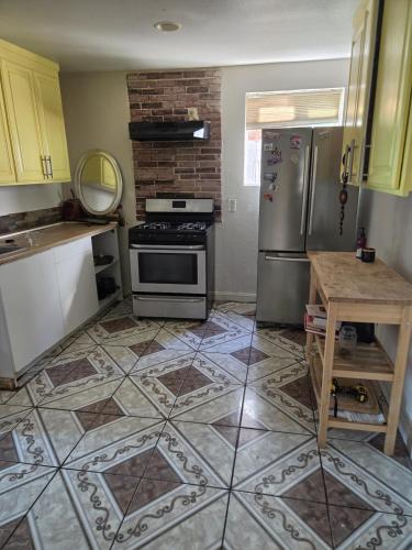 Cottage with French doors and tons of sunlight in Oakland (Kalifornia)