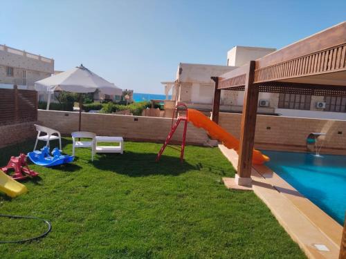 Ground floor chalet with private pool and garden, 4 bedrooms, air-conditioned – khách sạn tại Nga Elsnagra