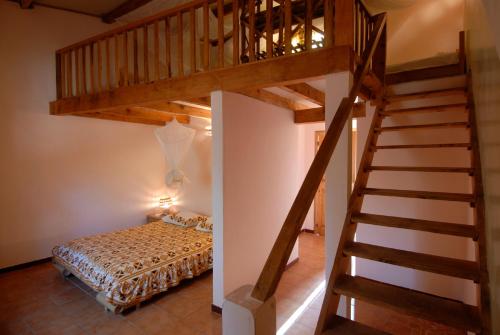 1 queen bed, 3 twin beds