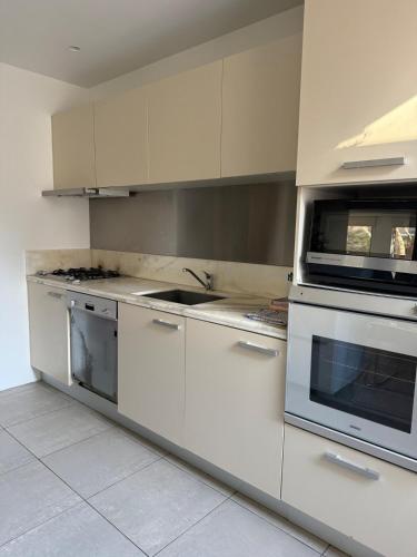Two Bed Apartment on Leafy Crown St Surry Hills - image 11