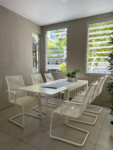 Two Bed Apartment on Leafy Crown St Surry Hills - image 7