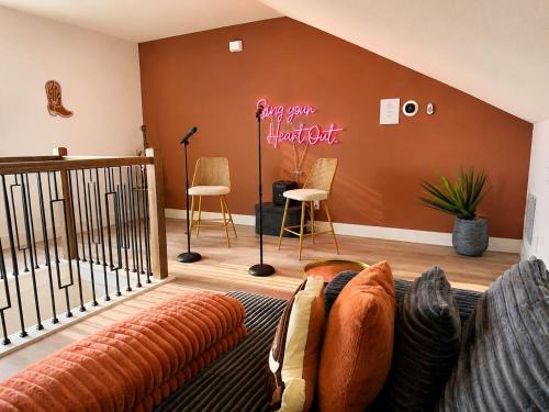 Karaoke Romantic Dome Hot Tub Foosball & Mini Billiards in Love Field vliegveld