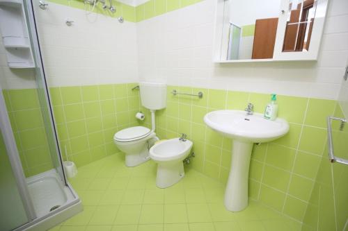 Superior Triple Room image 7