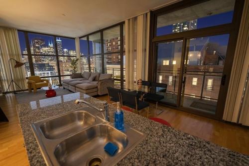 Prime Chicago 2BR Skyline - 5 Min to Museum Campus in Grant Park