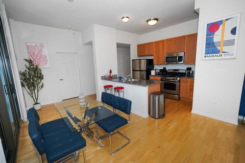 Prime Chicago 2BR Skyline - 5 Min to Museum Campus in Grant Park