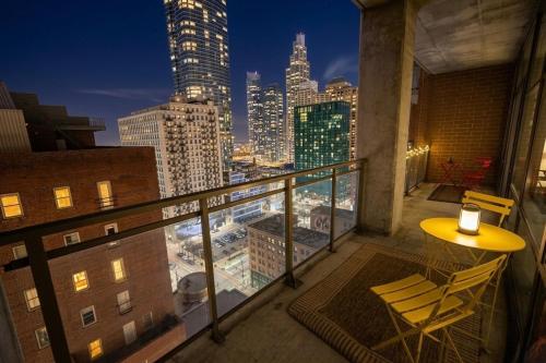 Prime Chicago 2BR Skyline - 5 Min to Museum Campus in Grant Park