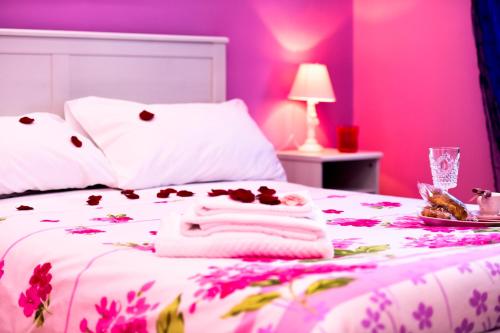 1 queen bed, 2 bunk beds
