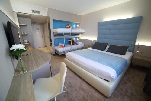 1 queen bed, 2 twin beds