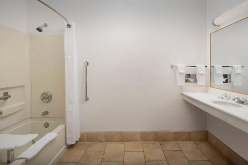 Quality Inn & Suites Gallup I-40 Exit 20 - image 29