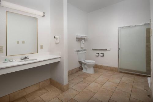 Quality Inn & Suites Gallup I-40 Exit 20 - image 43