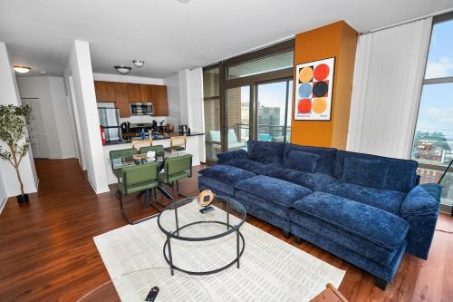 Modern Chicago 2BR Skyline - 5 Min to Grant Park in Grant Park