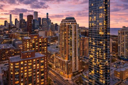 Modern Chicago 2BR Skyline - 5 Min to Grant Park in Grant Park