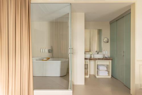room detail thumbnail 2