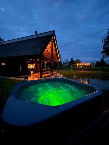 Karstais baseins, Mihkliranna Puhkemaja in Tostamaa Vald (Parnu County)
